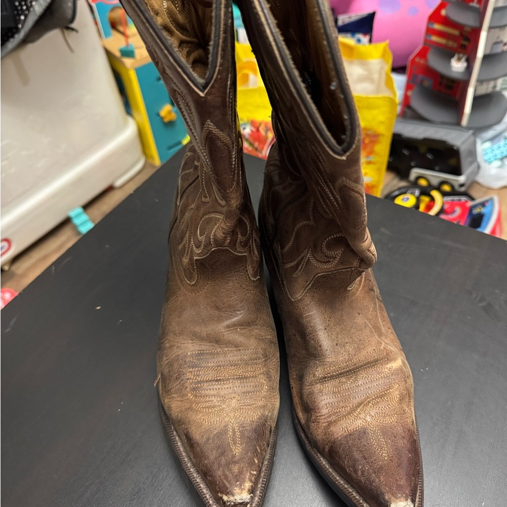Laredo Dianna snip toe western boots.